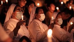 Gläubige halten Kerzen während der Osternachtsmesse in der Kirche des Heiligen Christophorus in Jakarta