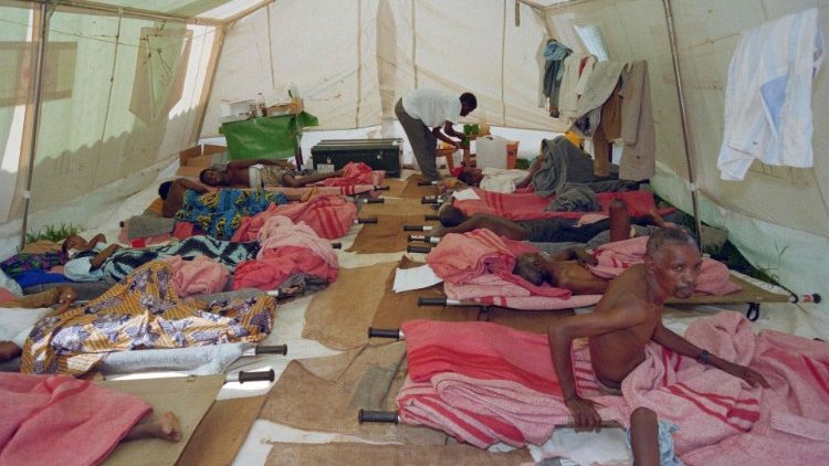 Verwundete werden im Mai 1994 in Kigali vom Roten Kreuz versorgt