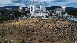 Depois de quebrar o jejum do Ramadã do lado de fora de uma mesquita na Malásia, as pessoas jogam seus restos em uma máquina que converte os restos de comida em fertilizante orgânico para as plantações. (AFP)
