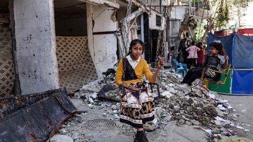 Il Papa: fermiamo la guerra, i bambini hanno bisogno di case non di tombe