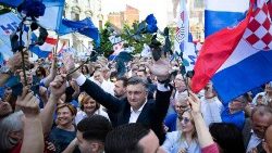 Le premier ministre croate au milieu de la foule.