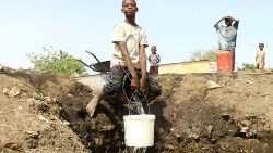 Un niño llena un cubo con agua de una tubería en la ciudad de Gadaref, en el sur de Sudán, el 21 de abril de 2024.