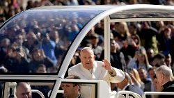 Papst Franziskus begrüßt die Gläubigen auf dem Petersplatz