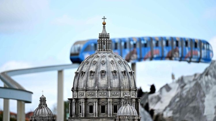 Ein Zug in einem Themenpark in Rimini fährt an einem nachgebildeten Miniatur-Petersdom vorbei