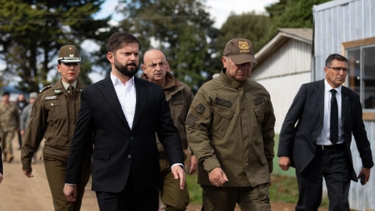 Chiles Präsident Gabriel Boric  besucht einen Standort des Militärs in Araucanía, wo kürzlich drei Polizisten bei einem Überfall getötet wurden