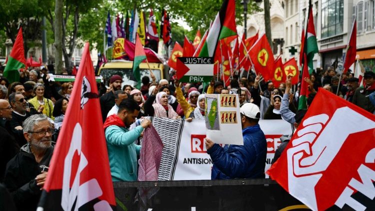 Papa Pio XII kunako Mei Mosi, 1955 akamteua Mtakatifu Yosefu, kuwa tegemeo, mfano na mwombezi wa wafanyakazi wote duniani.