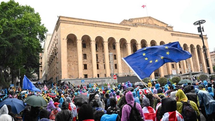 Manifestation devant le parlement à Tbilissi le 13 mai 2014