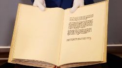 Das von Konrad Adenauer unterzeichnete Grundgesetz in Berlin