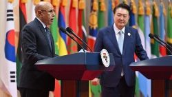Der Vorsitzende der Afrikanischen Union, Mauretaniens Präsident Mohamed Ould Ghazouani, und Koreas Präsident Yoon Suk Yeol bei einer gemeinsamen Pressekonferenz beim Gipfel in Goyang.