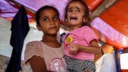 Unterernährtes vierjähriges Mädchen (rechts) mit seiner Schwester in Gaza