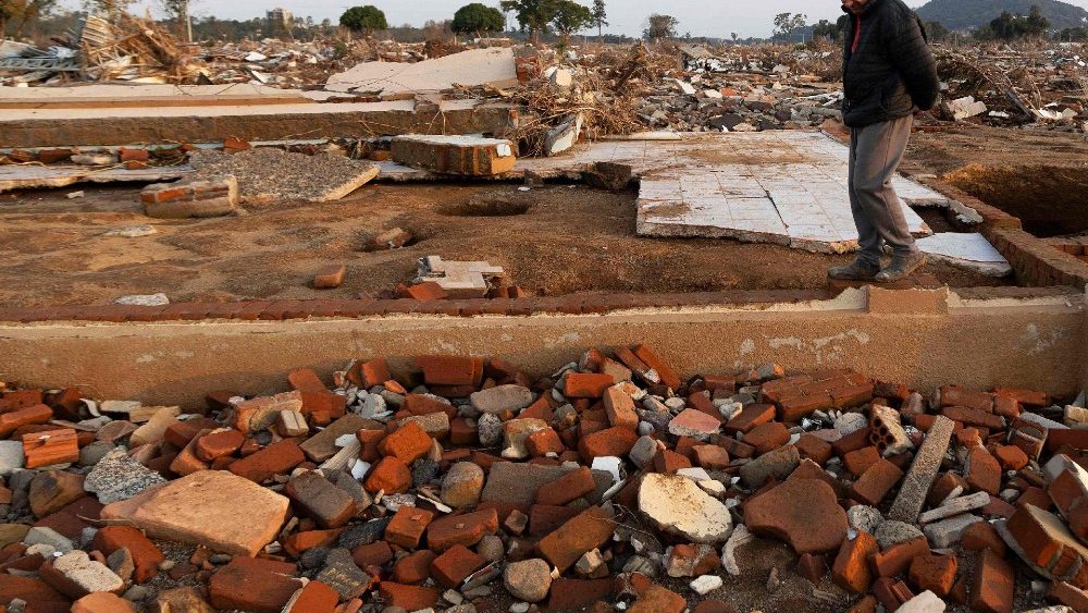 Homem caminha entre casas destruídas no bairro Passo de Estrela, em Cruzeiro do Sul, Rio Grande do Sul, Brasil, em 5 de junho de 2024.  (AFP/Silvio Avila)