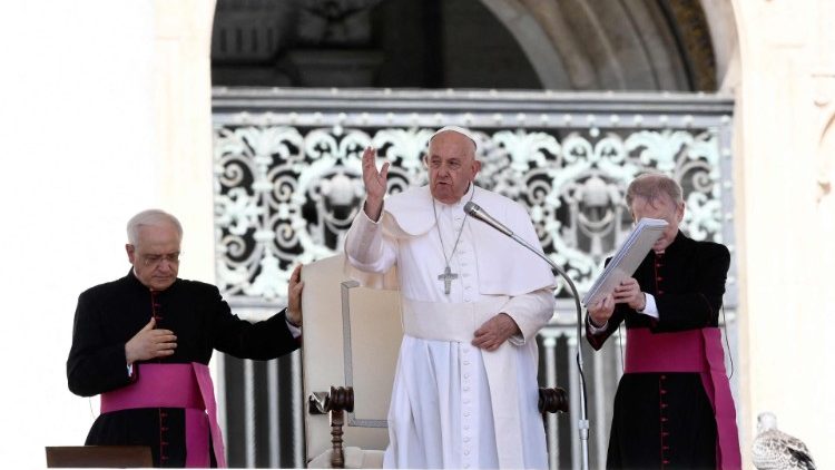 Le Pape François au cours de l'audience générale du mercredi 12 juin 2024 sur la place Saint-Pierre.