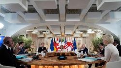 Masomo ya dominika hii yanatuasa na kutukumbusha wajibu wetu wa kutumia mali na vitu vya dunia hii kwa sifa na utukufu wa Mungu ili tustahilishwe kuurithi ufalme wa mbinguni. 