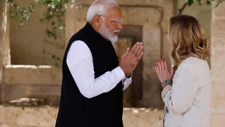 भारत के प्रधान मंत्री नरेंद्र मोदी का स्वागत करती हुई जोर्जिया मेलोनी