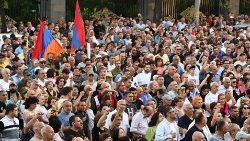 Người dân Armenia biểu tình yêu cầu Thủ tướng Nikol Pašinyan từ chức vì chính sách nhượng bộ lãnh thổ cho Azerbaijan 