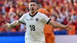 Romano Schmid feiert den zweiten Treffer seiner Mannschaft während des Fußballspiels der UEFA Euro 2024 Gruppe D zwischen den Niederlanden und Österreich im Olympiastadion in Berlin 