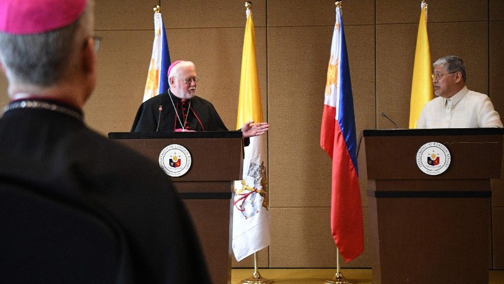 Arcebispo Gallagher e ministro das Relações Exteriores Enrique Manalo na coletiva de imprensa em hotel de Manila (Photo by Ted Aljibe/AFP)