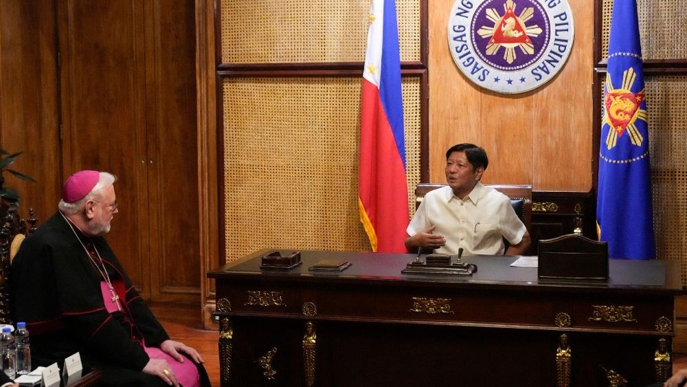 O Secretário do Vaticano para Relações com os Estados, arcebispo Paul Gallagher (L), é recebido pelo presidente filipino Ferdinand 'Bongbong' Marcos Jr. (R), durante sua visita ao Palácio Presidencial de Malakanang em Manila, Filipinas, 2 de julho de 2024.. EPA/AARON FAVILA/PISCINA