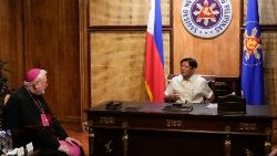 O Secretário do Vaticano para Relações com os Estados, arcebispo Paul Gallagher (L), é recebido pelo presidente filipino Ferdinand 'Bongbong' Marcos Jr. (R), durante sua visita ao Palácio Presidencial de Malakanang em Manila, Filipinas, 2 de julho de 2024.. EPA/AARON FAVILA/PISCINA