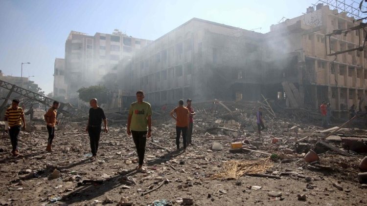 A escola do Patriarcado Latino atingida pelos bombardeios israelenses.