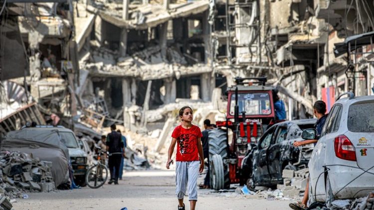 Veículos e prédios destruídos na Faixa de Gaza, em meio ao conflito em curso entre Israel e o Hamas (AFP)