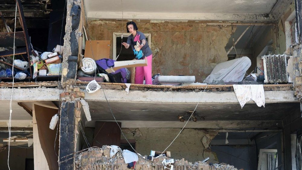 Uma moradora local, Vira Sokolova, 39 anos, joga fora itens danificados de seu apartamento em um prédio destruído por um ataque de foguete no dia anterior, em Kiev, em 9 de julho de 2024, em meio à invasão russa na Ucrânia. Vira Sokolova viveu em Mariupol até 2022, mas fugiu com a família para Kiev no início da agressão russa em grande escala. (Foto de Anatolii STEPANOV/AFP)