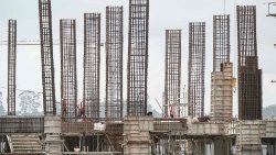 Esta foto tirada em 11 de julho de 2024 mostra a construção da futura Capital City de Nusantara em Penajam Paser Utara, Kalimantan Oriental. A nova cidade está programada para começar a operar como o novo centro político do país em 17 de agosto, dia da independência da Indonésia. (Foto de Yasuyoshi CHIBA / AFP)