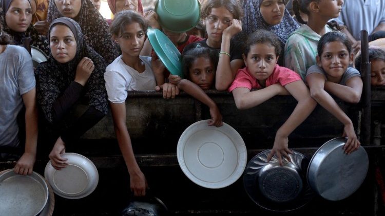 Des Palestiniens font la queue pour obtenir de l'aide alimentaire.