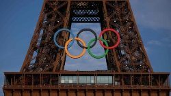 Эйфелева вежа, упрыгожаная алімпійскімі кольцамі да Алімпіяды ў Парыжы 2024 года