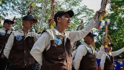 Bewaffnete Bauerngarde (auf der Seite der Regierung) bei einer Militärparade in Kolumbien