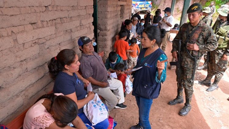  Notunterkunft für die Flüchtlinge in einer Schule in Nueva Reforma, Huehuetenango, Guatemala. Das aktuelle Foto wurde vom guatemaltekischen Präsidentschaftsamt veröffentlicht.