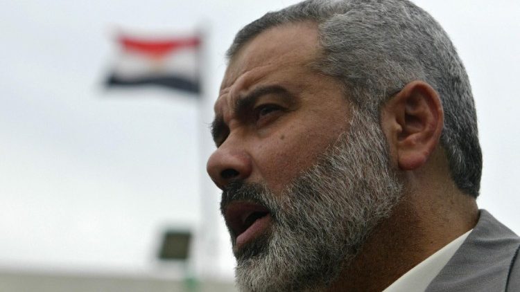 O líder do Hamas, Ismail Haniyeh, fala com repórteres após sua reunião com autoridades egípcias na Cidade de Gaza, 12 de fevereiro de 2006.