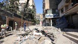 Le macerie del palazzo colpito durante il raid di Israele nella periferia sud di Beirut