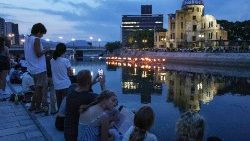 Gedenkzeremonie entlang des Motoyasu-Flusses vor der Atombombenkuppel (hinten rechts) am Vorabend des 79. Jahrestages des ersten Atombombenangriffs der Welt in Hiroshima 