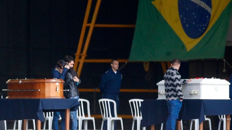 I feretri con le salme delle vittime dell'incidente aereo in Brasile