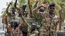 Militares pelas estradas do Sudão