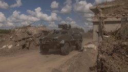 Un mezzo militare ucraino nella regione russa di Kursk (AfP)