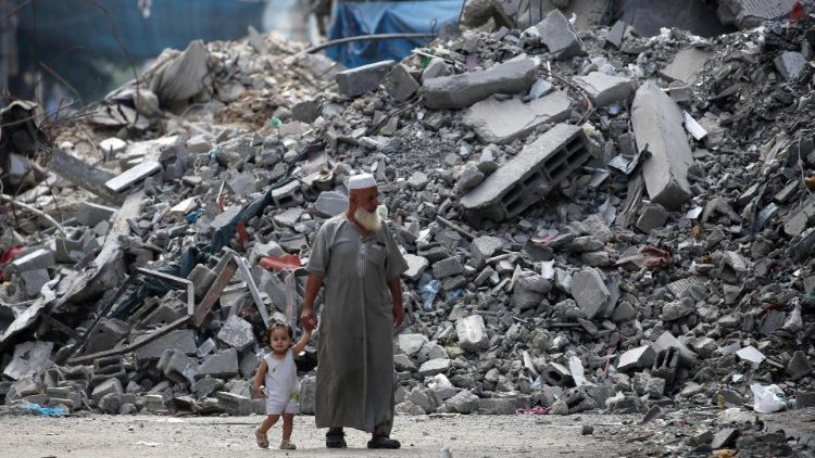 Civili immersi nella distruzione a Gaza