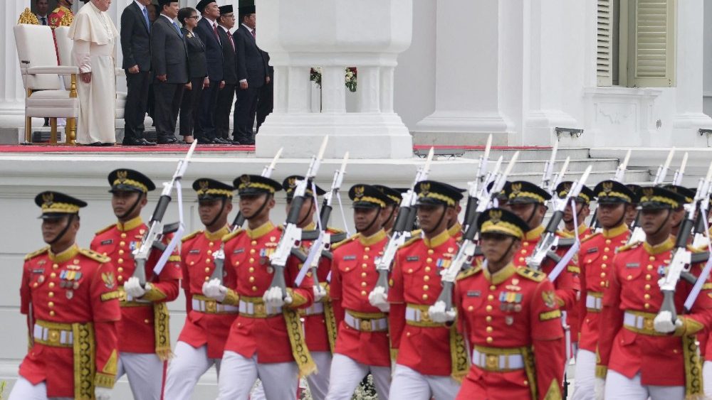 Францішак падчас дзяржаўнай цырымоніі ў прэзідэнцкім палацы ў Джакарце