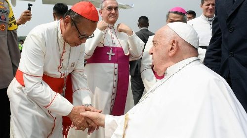 Kardinal Ignatius Suharyo, links, verabschiedet Papst Franziskus vor dessen Weiterflug nach Papua-Neuguinea