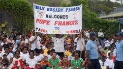 People wait for the arrival of Pope Francis outside the Port Moresby International airport (Photo by Andrew KUTAN / AFP)