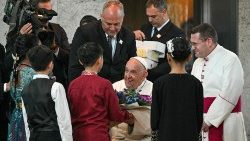新加坡-教宗在機場受到歡迎