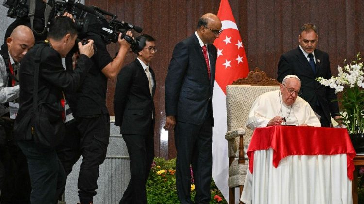 SINGAPORE-VATICAN-POPE-RELIGION