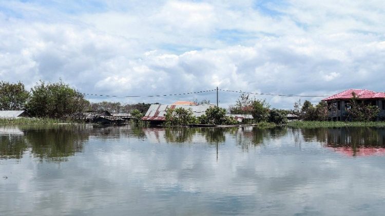 வெள்ளத்தால் சூழ்ந்துள்ள மியான்மார் பகுதி 