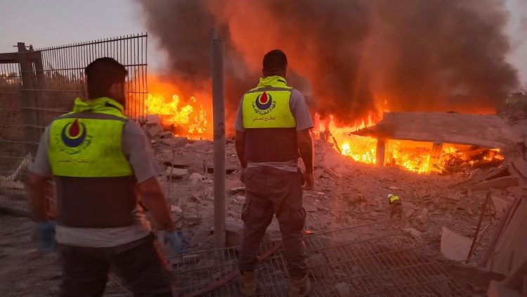 Papa Francisko amesema, amesikitishwa sana na taarifa za mashambulizi makali ya mabomu huko nchini Lebanon na hivyo kusababisha athari kubwa kwa watu na mali zao. 