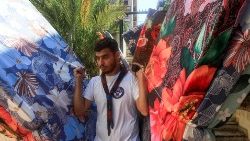 Un scout du Liban transporte des matelas pour aider les personnes déplacées. 