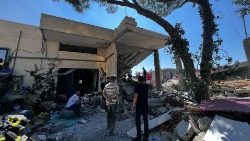 Nach dem Angriff auf Maaysra begutachten Einwohner die Schäden