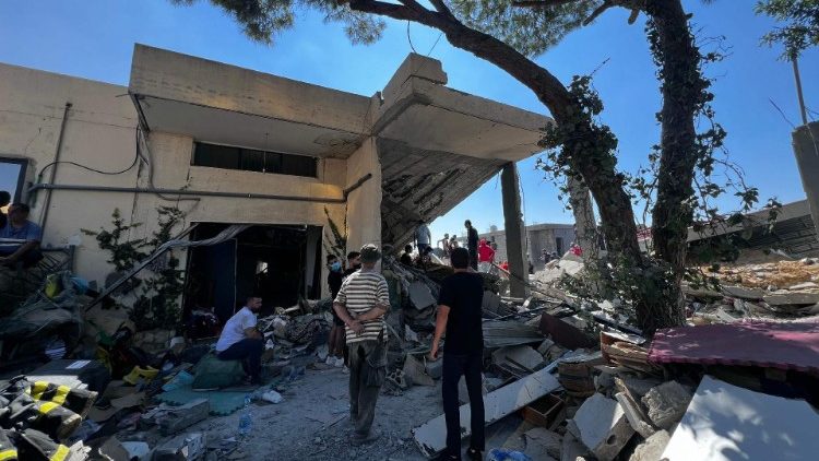 Nach dem Angriff auf Maaysra begutachten Einwohner die Schäden