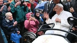 बैल्जियम में प्रशंसकों के दर्शन देते सन्त पापा फ्राँसिस, 27.09.2024