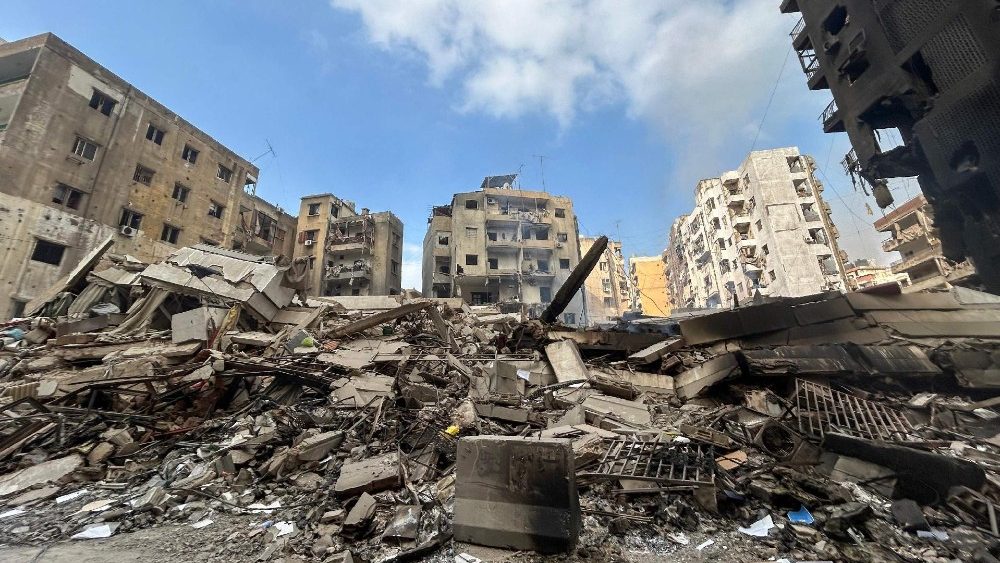 Destruição no local de um ataque aéreo israelense no subúrbio sul de Beirute, em 10 de outubro de 2024 (AFP)